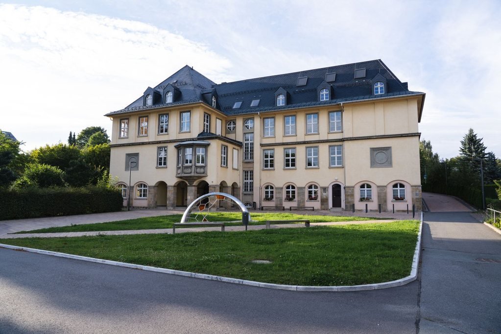 Außenansicht der Oberschule in Burkhardtsdorf / auch die Gestaltung des Vorplatzes wurde in einem vorgelagertem Projekt mit Fördermitteln unterstützt